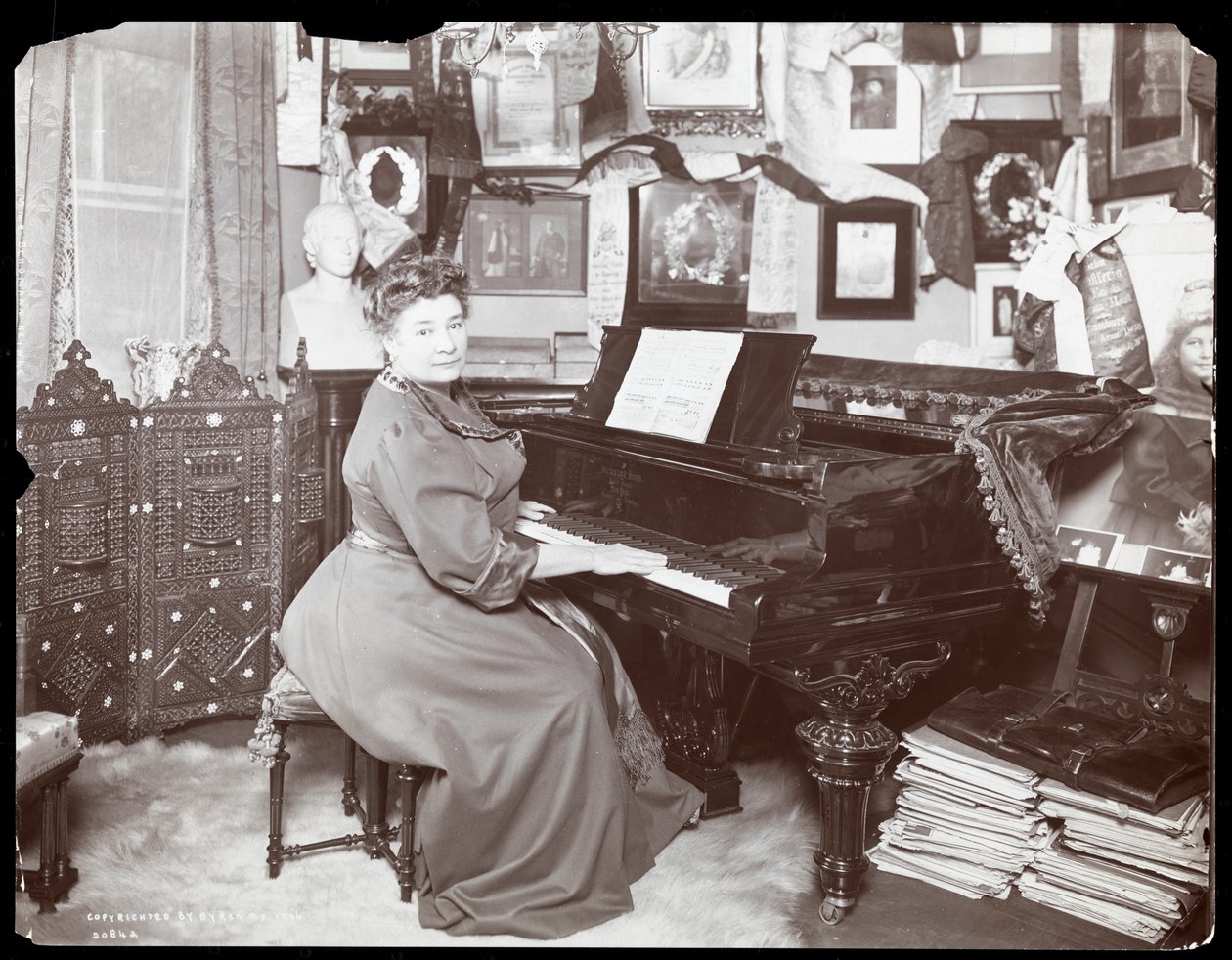 Madame Schumann Heink siddende ved et klaver, 1906 (sølv gelatinetryk) af Byron Company