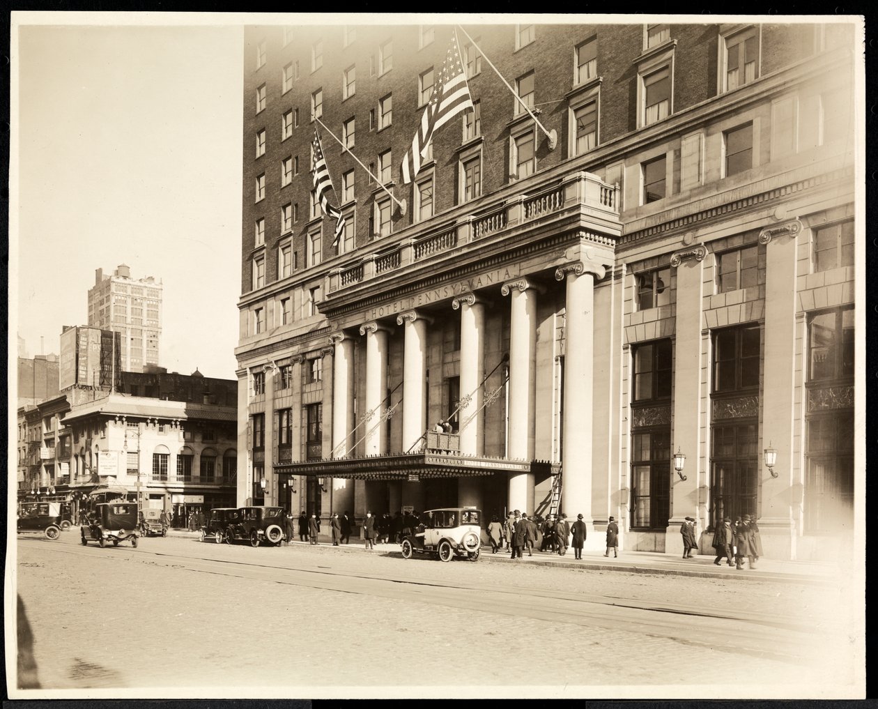 Hovedindgangen til Hotel Pennsylvania, 7th Avenue og 32nd Street, New York, 1919 (sølv gelatinetryk) af Byron Company