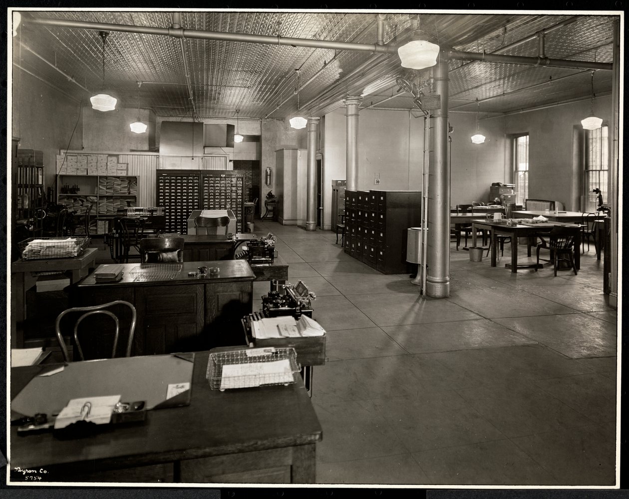 Hovedkontoret for Carolyn Laundry på 111 East 129th Street, East Harlem, New York, 1929 (sølv gelatinetryk) af Byron Company