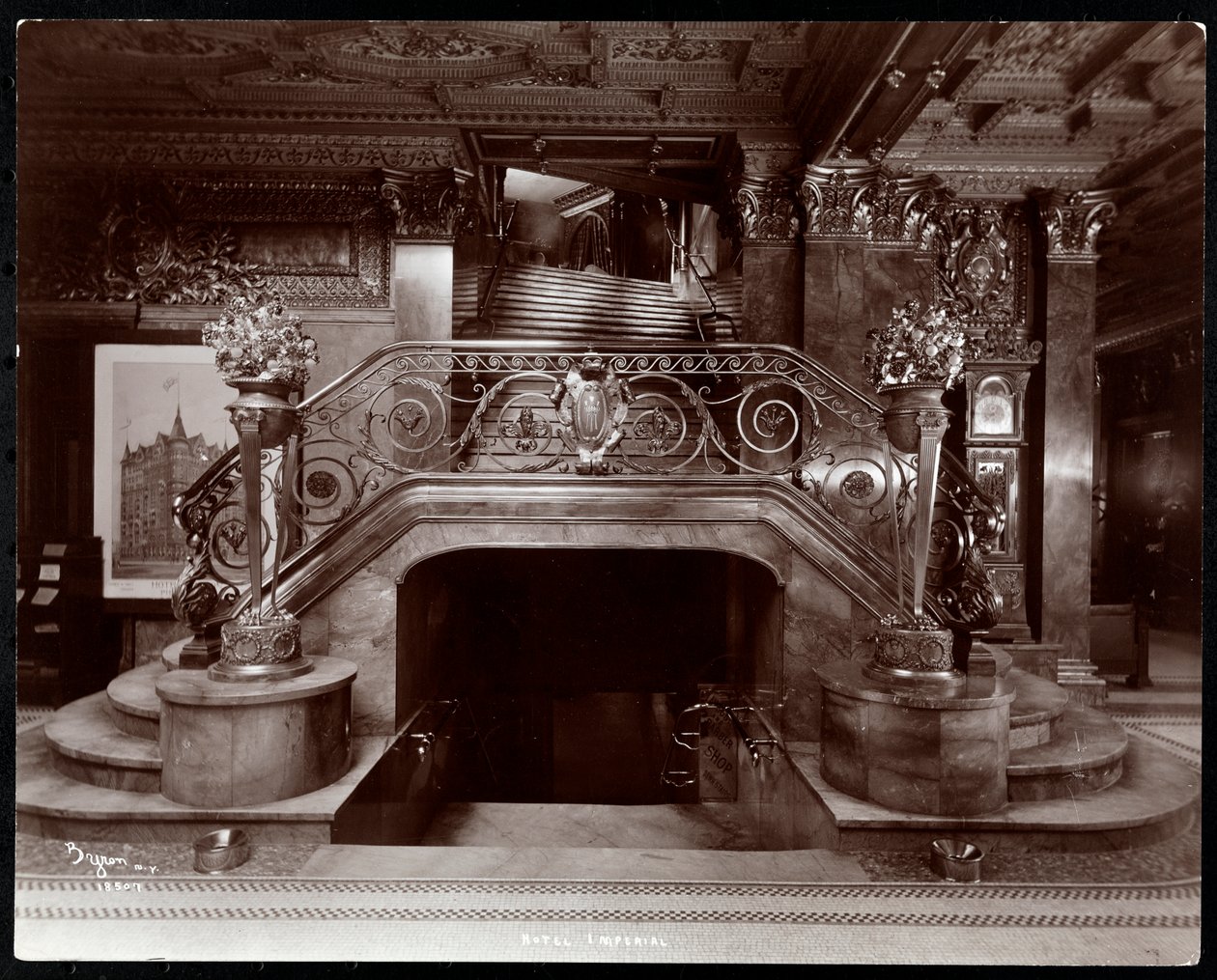 Hovedtrappen i lobbyen på Hotel Imperial, 1904 (sølvgelatineprint) af Byron Company