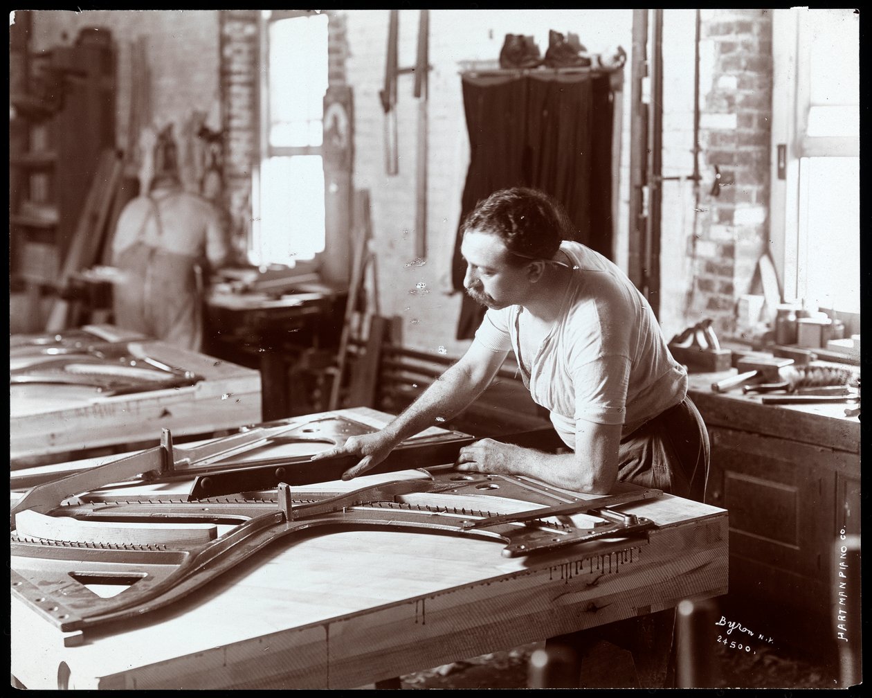 Mand, der arbejder i Hardman, Peck und Co. klaverfabrikken, New York, 1907 (sølv gelatinetryk) af Byron Company