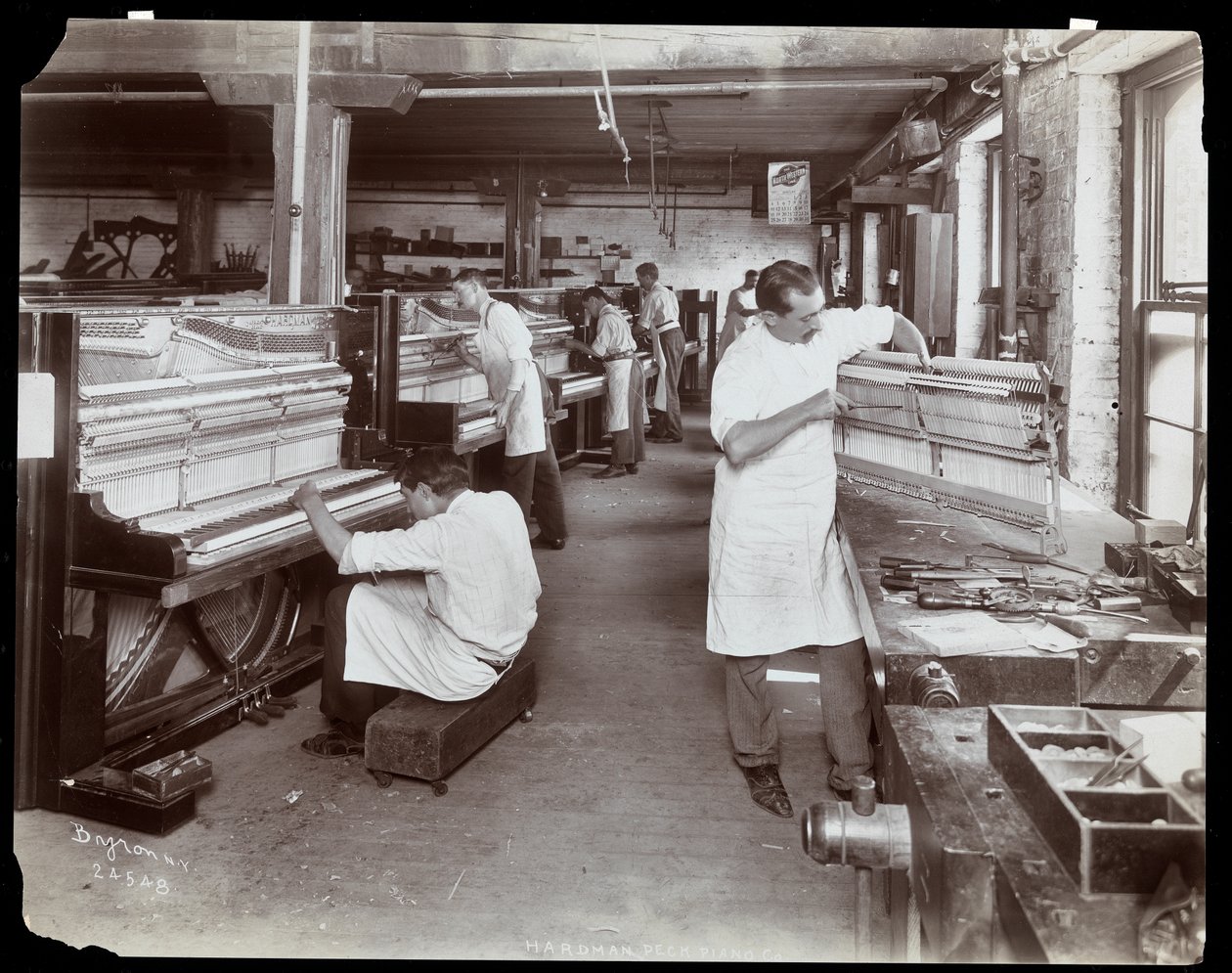 Mænd, der arbejder i Hardman, Peck und Co. klaverfabrikken, New York, 1907 (sølv gelatinetryk) af Byron Company
