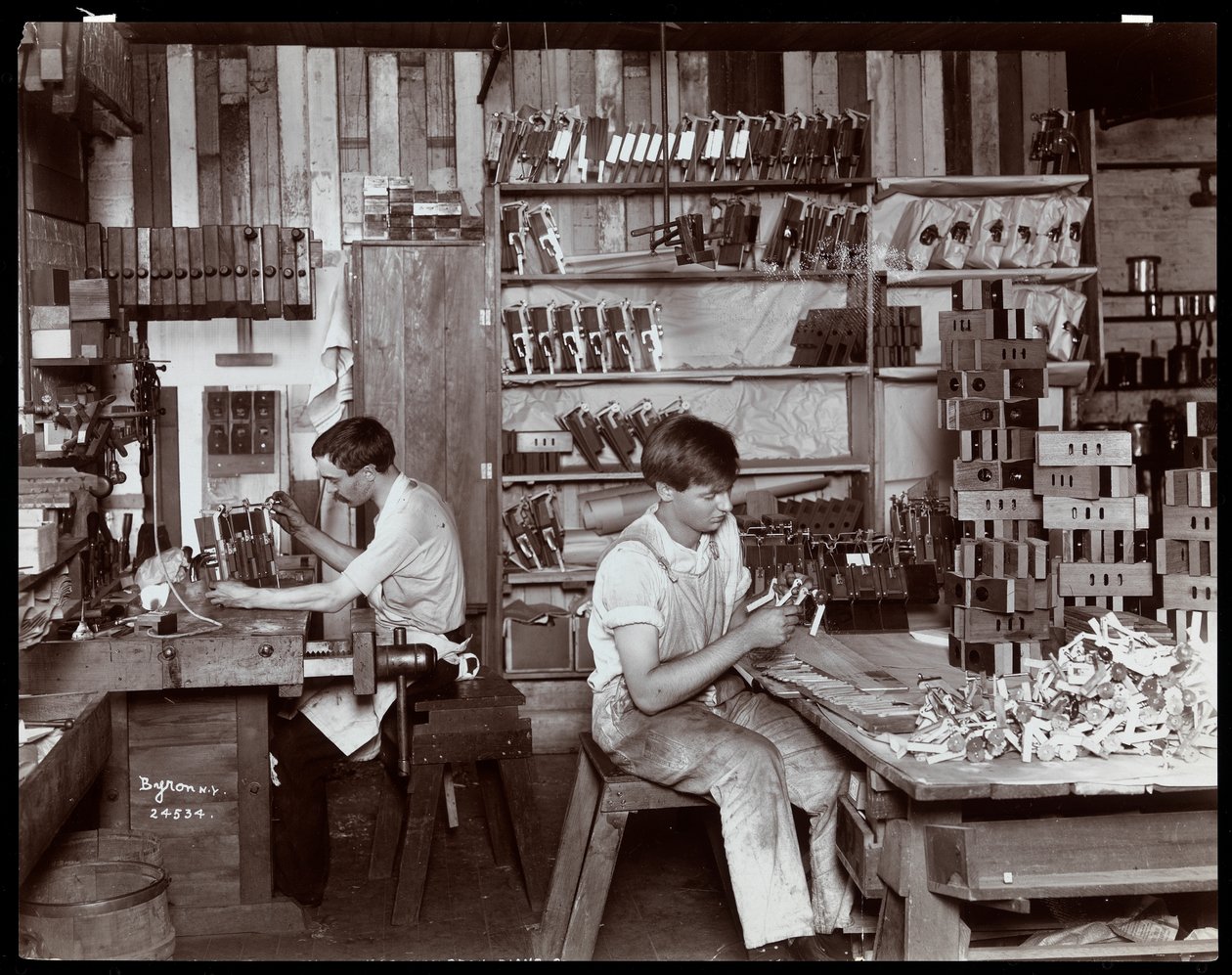 Mænd, der arbejder i Hardman, Peck und Co. klaverfabrikken, New York, 1907 (sølv gelatinetryk) af Byron Company