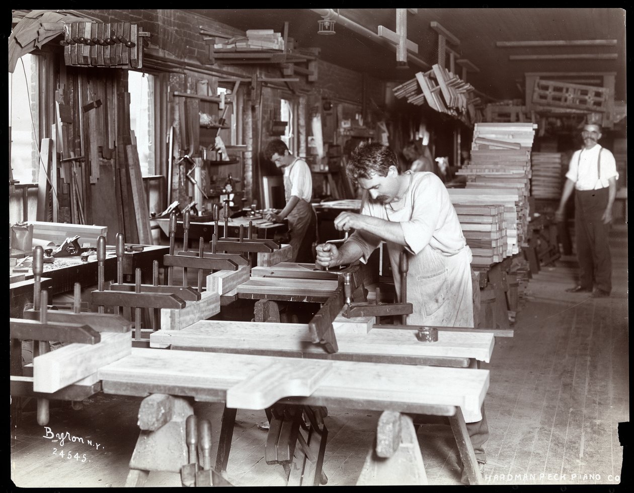 Mænd arbejder i Hardman, Peck und Co. klaverfabrik, New York, 1907 (sølvgelatineprint) af Byron Company