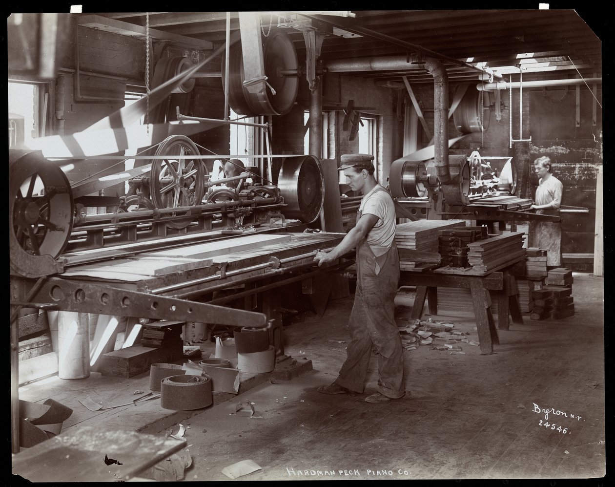 Mænd, der arbejder i Hardman, Peck und Co. klaverfabrikken, New York, 1907 (sølv gelatinetryk) af Byron Company
