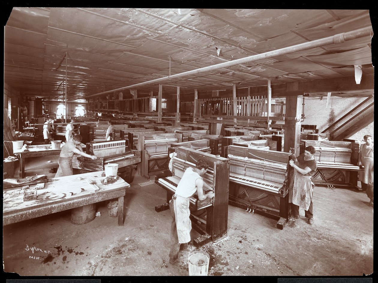 Mænd, der arbejder i Harrington Piano Co. fabrikken, 1907 (sølv gelatinetryk) af Byron Company