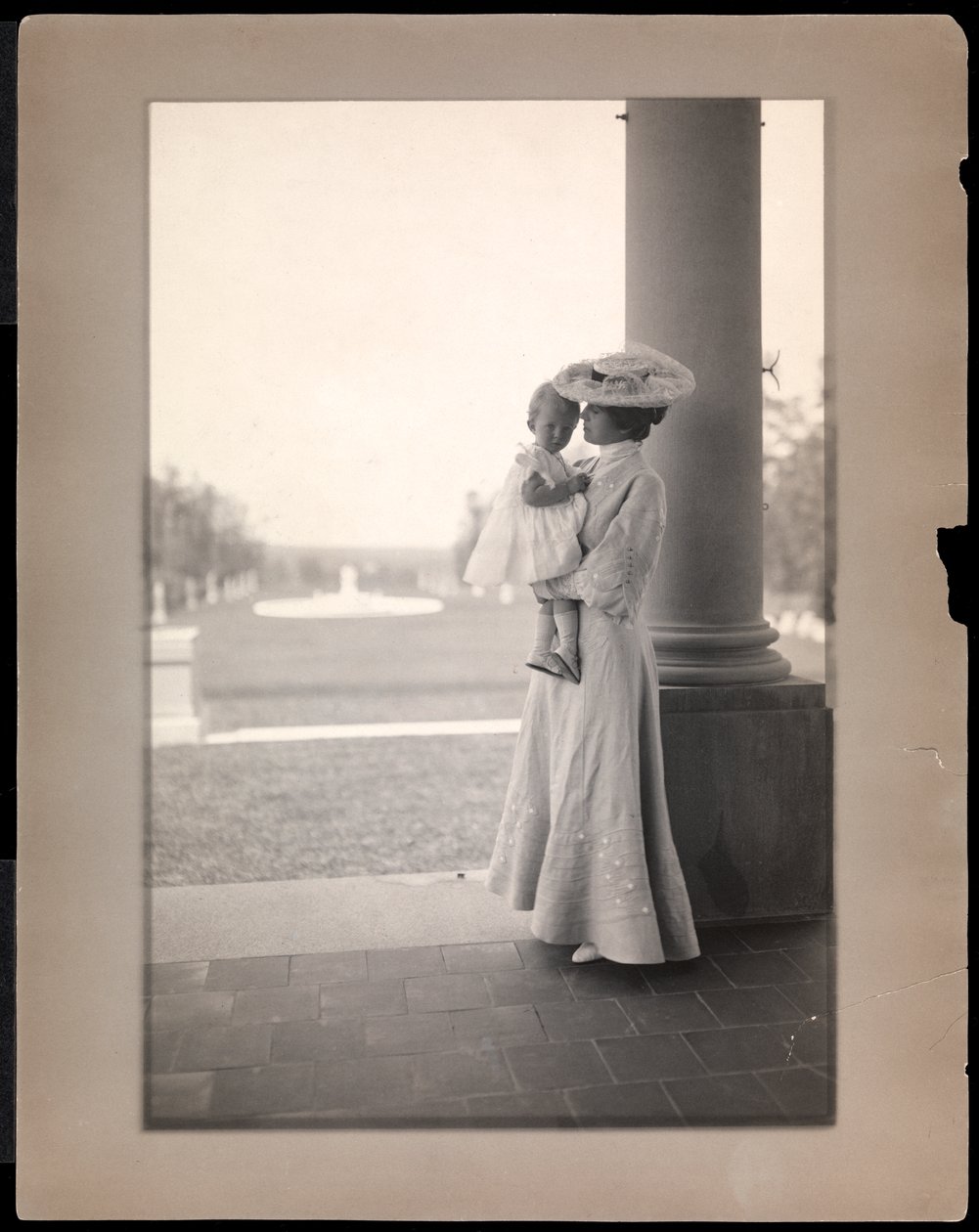 Mrs. Clarence Mackay og barn i portikoen i Harbor Hill, Long Island 1898-1910 (platintryk) af Byron Company