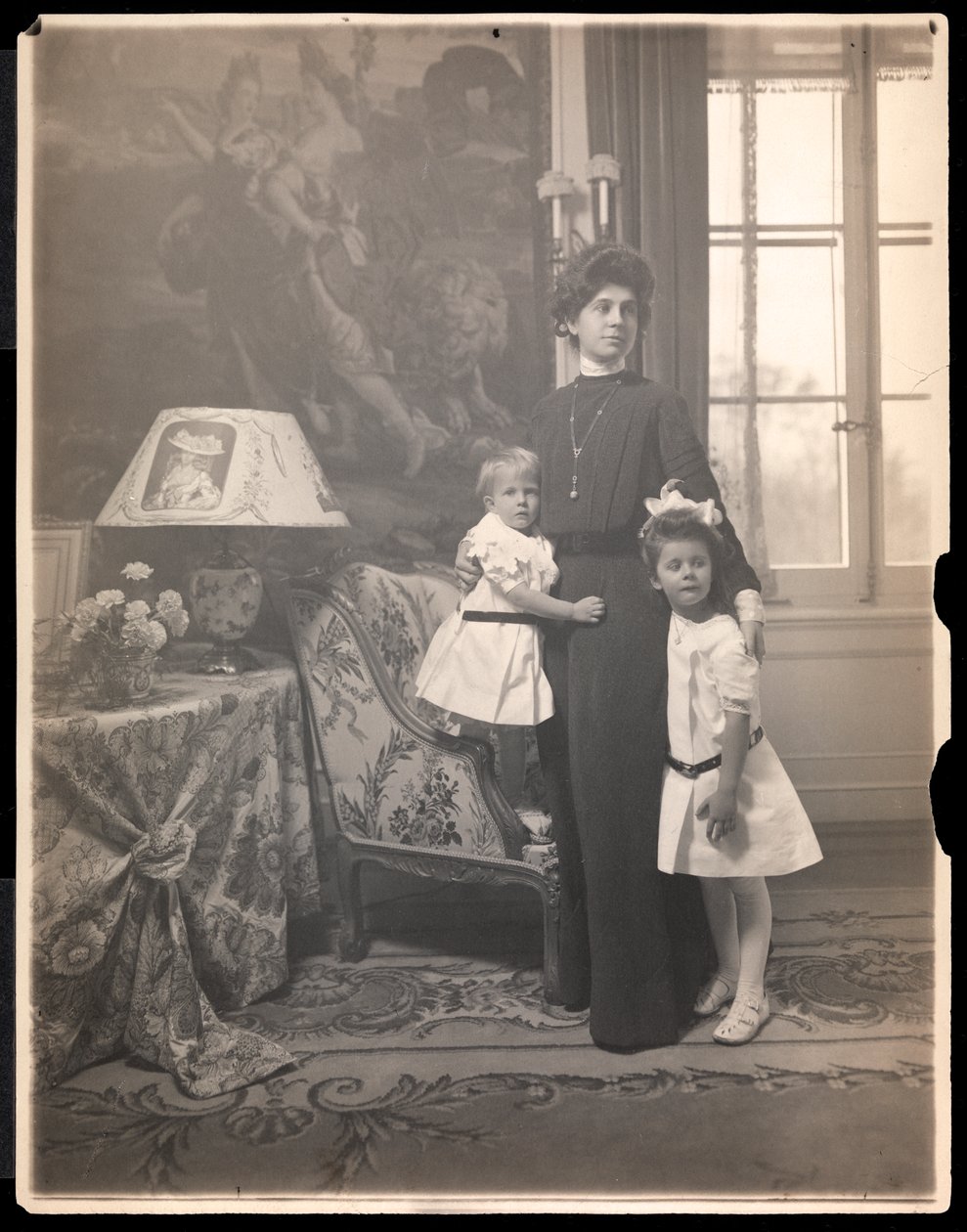 Mrs. Clarence Mackay med sine børn på Harbor Hill, Long Island, ca. 1905 (platinprint) af Byron Company