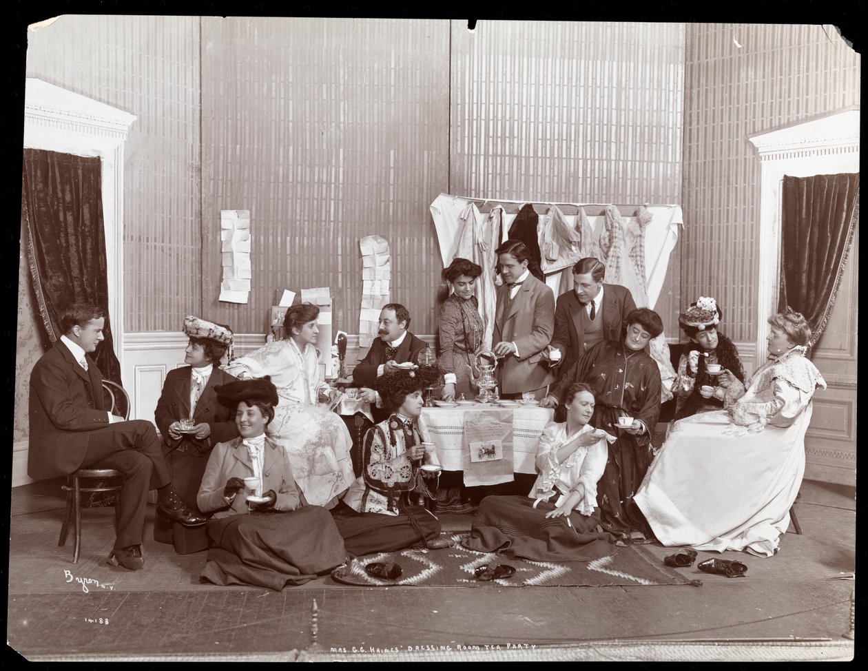Mrs. G.G. Haines, tefest i påklædningsrummet, 1902 (sølvgelatineprint) af Byron Company