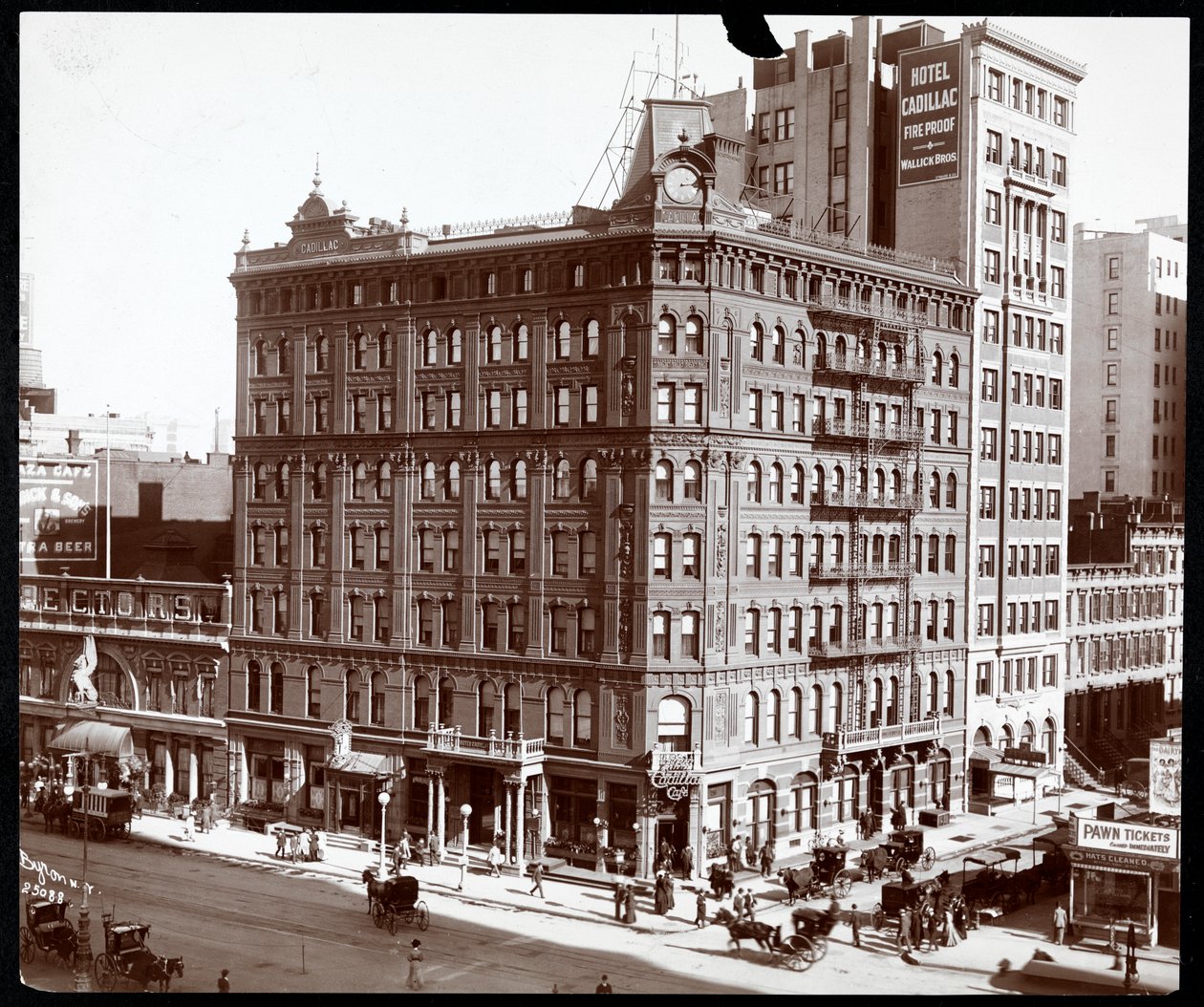 Det nordøstlige hjørne af Hotel Cadillac ved Broadway og 43rd Street, New York, 1907 (sølvgelatineprint) af Byron Company