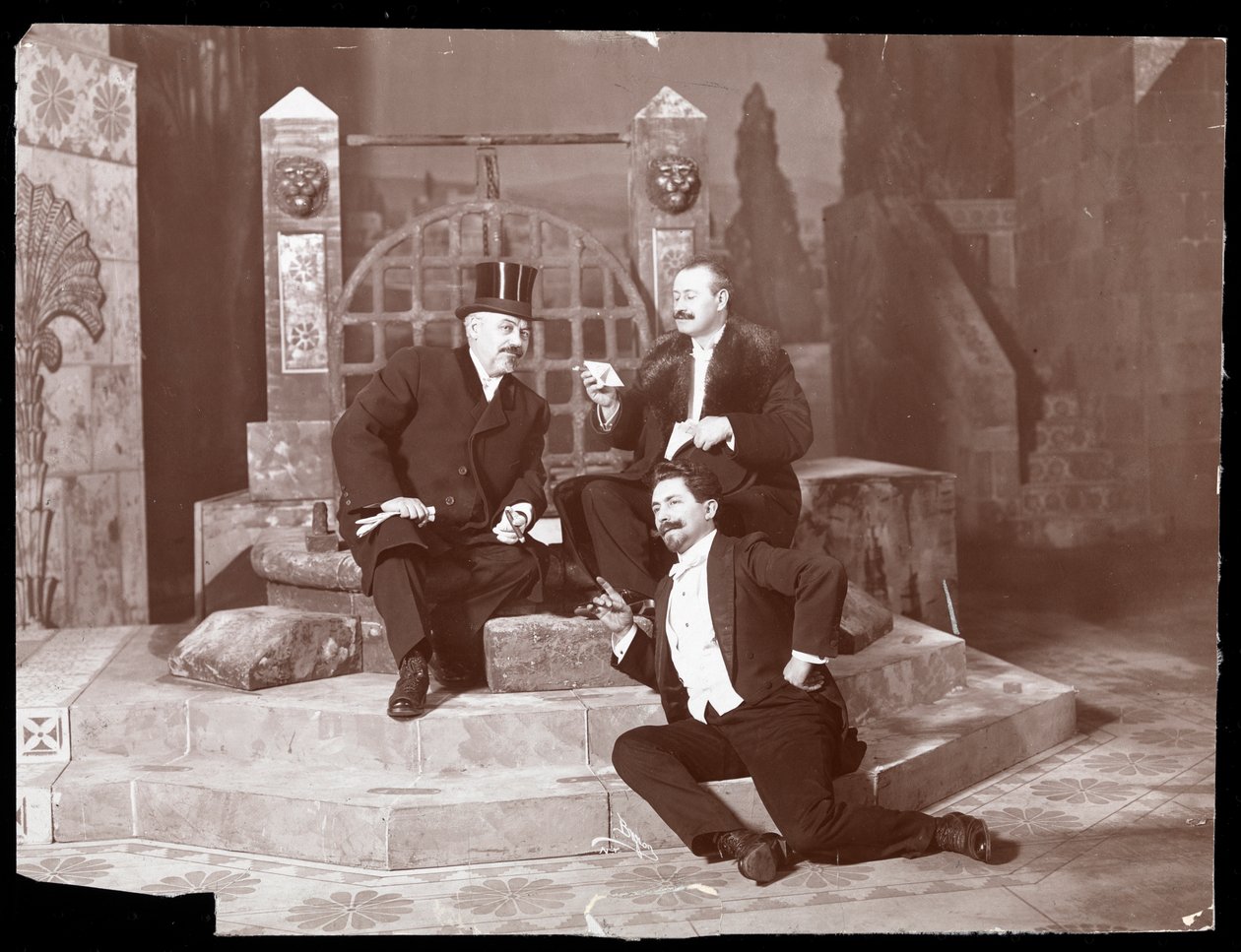 Oscar Hammerstein og to andre på Manhattan Opera House, ca. 1905 (sølv gelatinetryk) af Byron Company