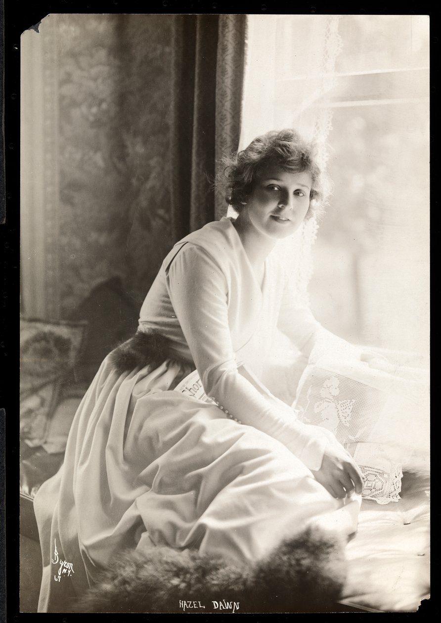 Portræt af Hazel Dawn. ca. 1915 (sølv gelatinetryk) af Byron Company