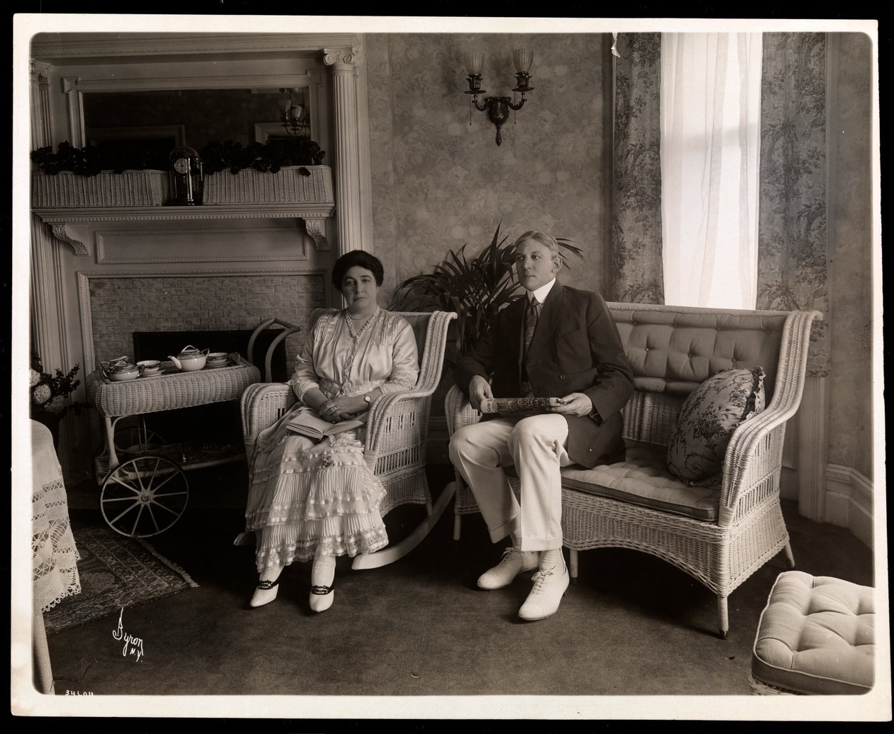 Portræt af Mr. og Mrs. Howard siddende poseret i en stue i deres hjem på 200 5th Avenue, New York, 1916-6 (sølv gelatinetryk) af Byron Company