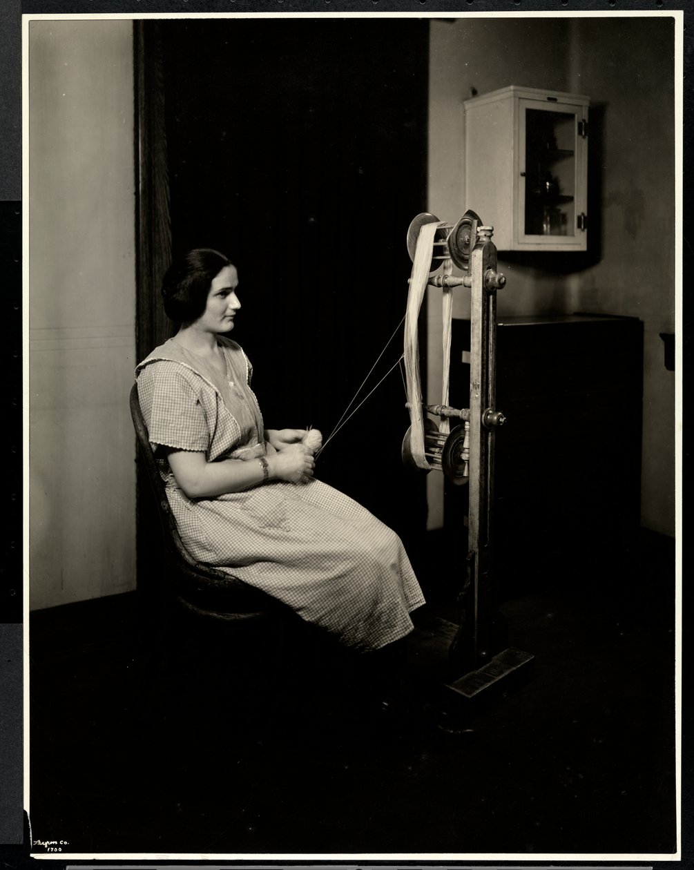 Portræt af en blind, døv og stum ung kvinde, der spinder uld hos New York Association for the Blind, 111 East 59th St., New York, 1923 (sølv gelatinetryk) af Byron Company