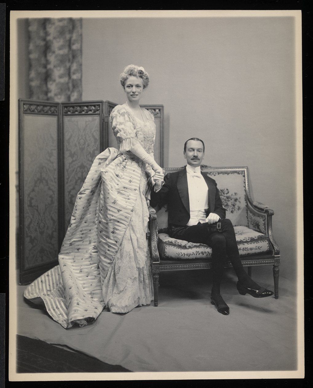 Portræt af en uidentificeret mand og kvinde ved James Hazen Hyde Ball, New York, 31. januar 1905 (sølv gelatinetryk) af Byron Company