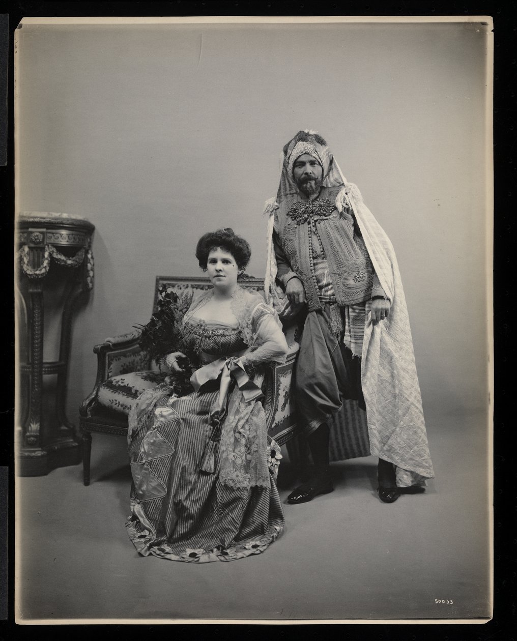 Portræt af en uidentificeret mand og kvinde ved James Hazen Hyde Ball, New York, 31. januar 1905 (sølv gelatinetryk) af Byron Company