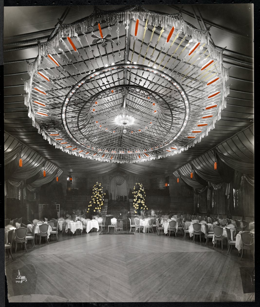 Receptionslokalet på Ritz-Carlton Hotel, 1915 eller 1916 (håndkoloreret sølvgelatineprint) af Byron Company