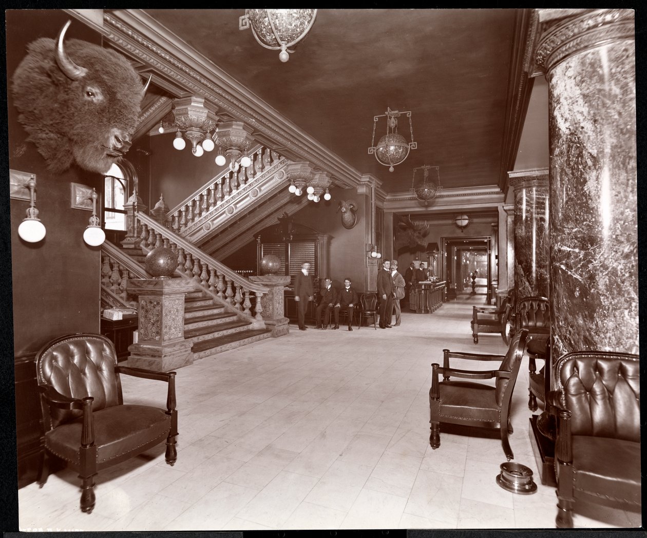 Trappe og lobby på Park Avenue Hotel, 1901 eller 1902 (sølv gelatinetryk) af Byron Company