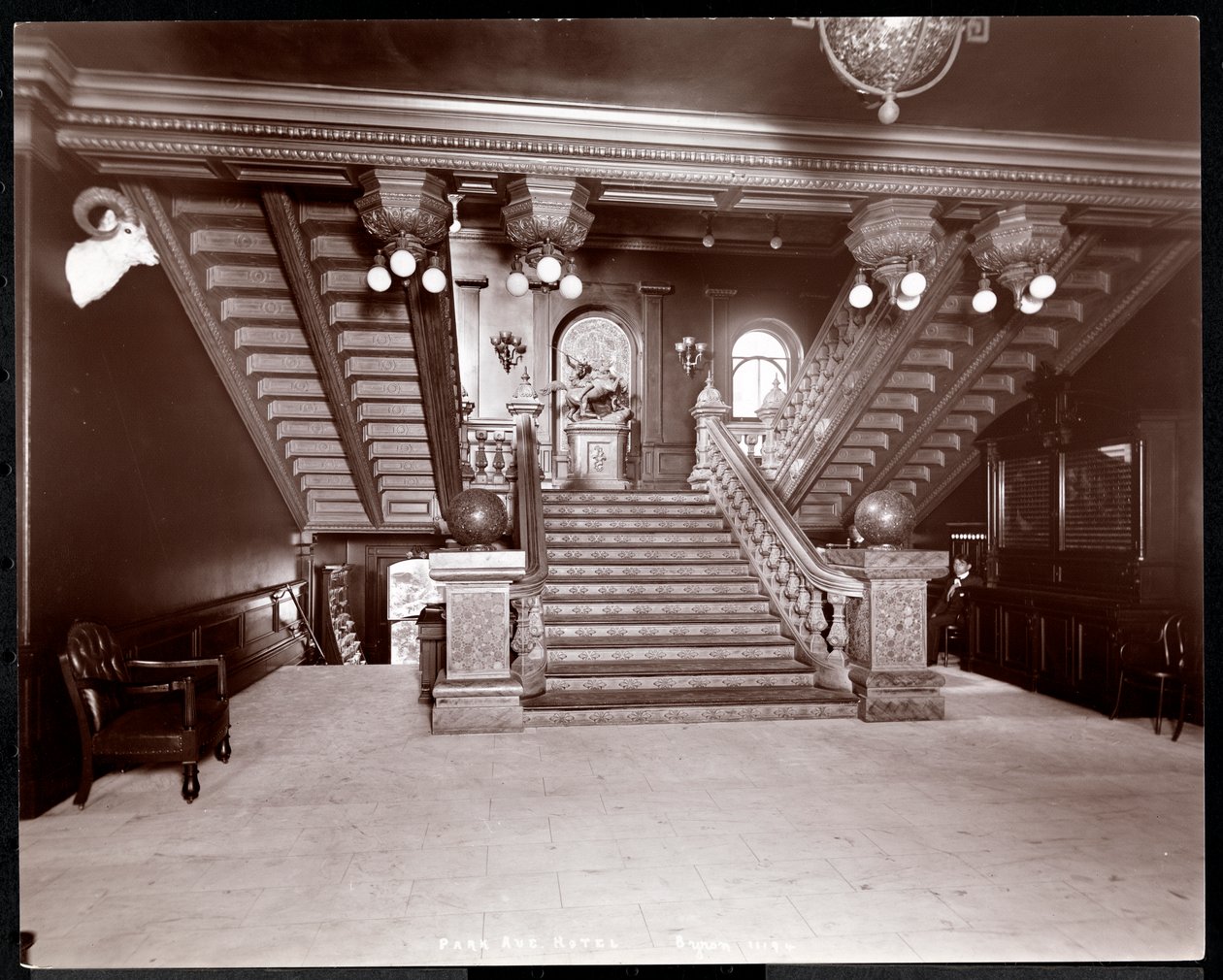 Trappe ved Park Avenue Hotel, 1901 eller 1902 (sølv gelatinetryk) af Byron Company