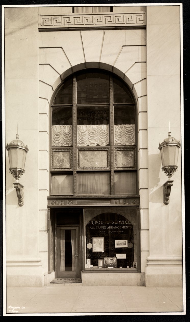 Butiksfacade af En Route Service, Inc., på Savoy Plaza Hotel, 59th Street og 5th Avenue, New York, 1928 (sølv gelatinetryk) af Byron Company