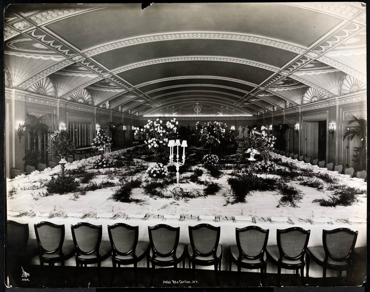 Borddækket til banket på Ritz-Carlton Hotel, 1913 (sølv gelatinetryk) af Byron Company
