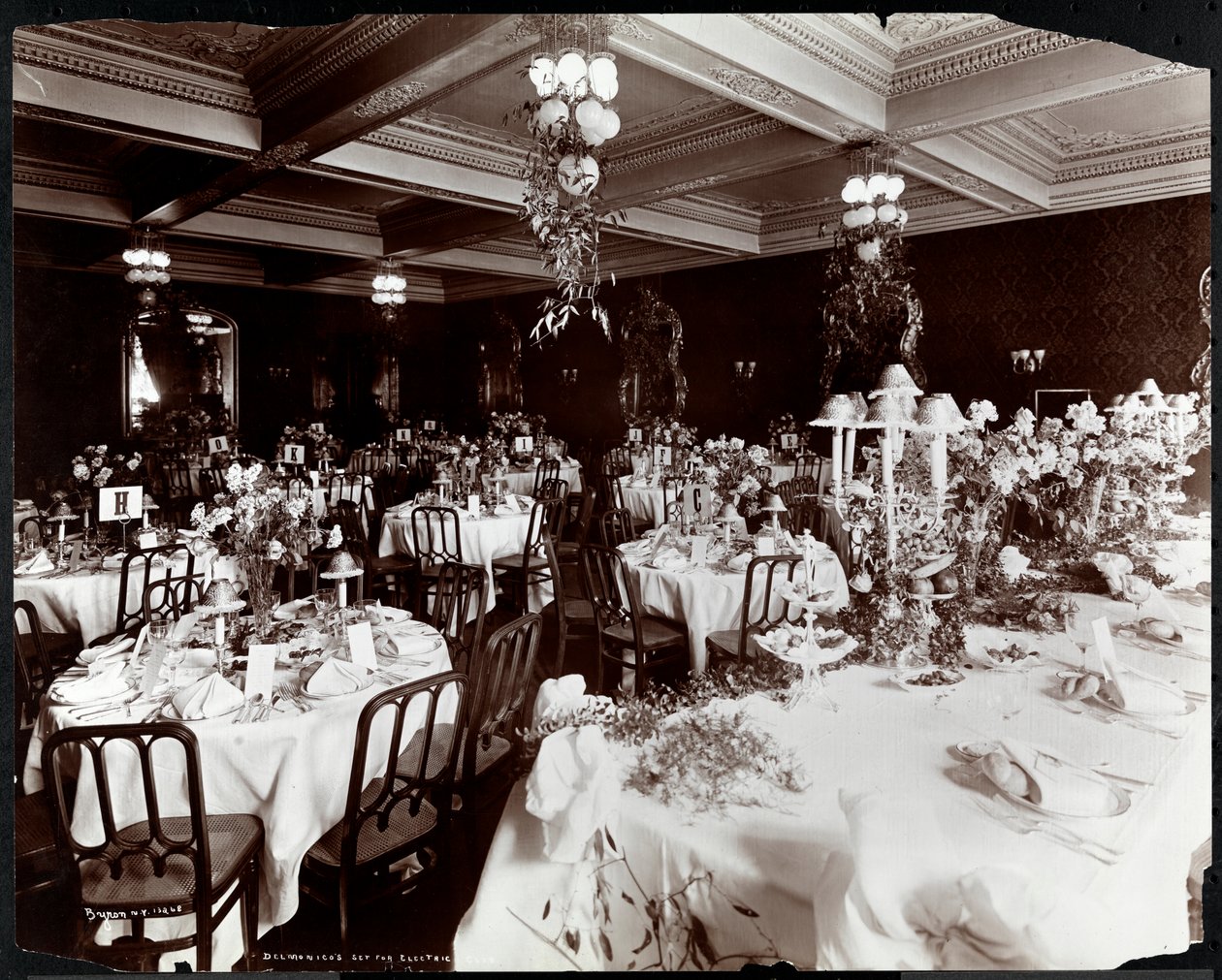 Borde dækket til Electric Clubs banket på Hotel Delmonico, 1902 (sølv gelatinetryk) af Byron Company