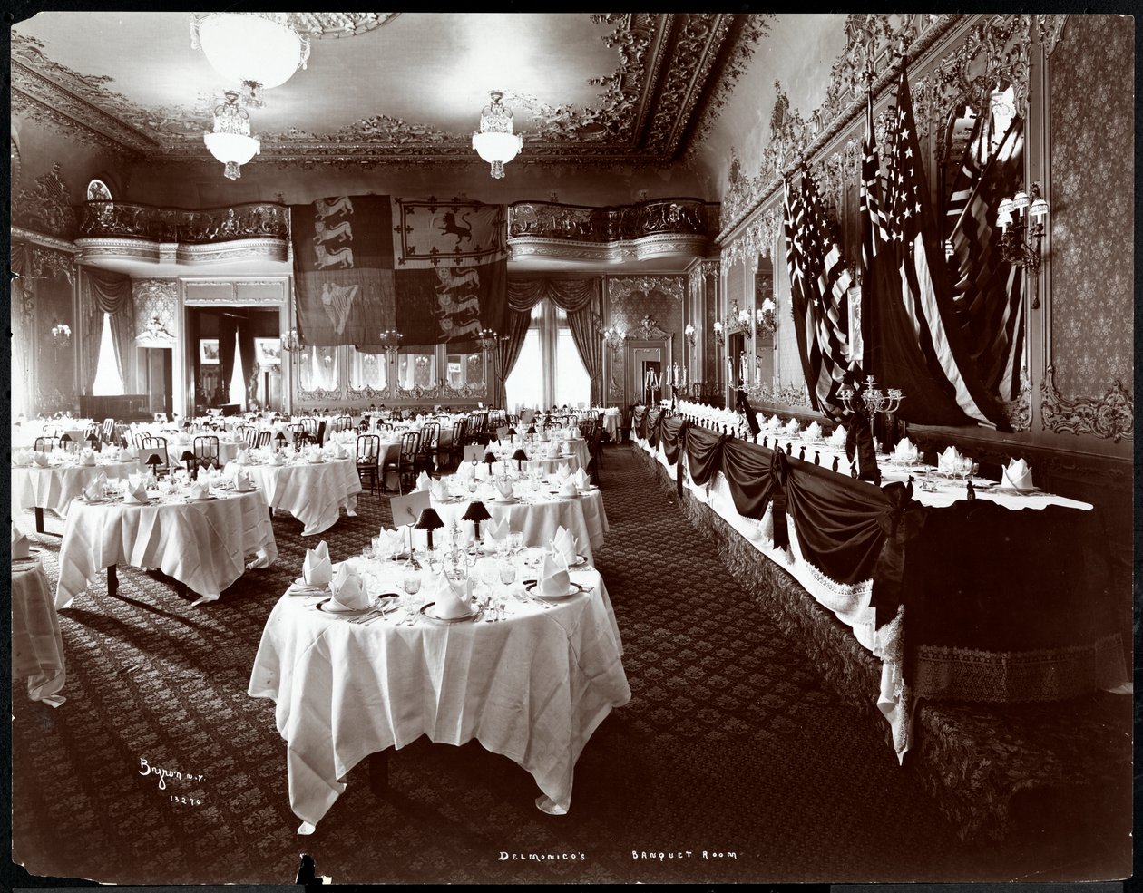 Borde dækket i selskabslokalet på Hotel Delmonico, 1902 (sølv gelatinetryk) af Byron Company