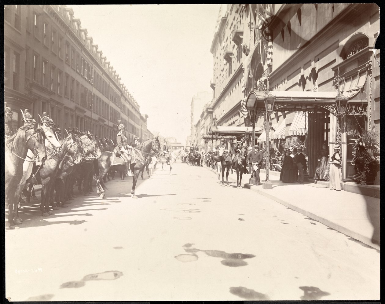 Guvernørens stab afventer Li Hung Changs ankomst på Waldorf Astoria Hotel, New York, 1896 (sølv gelatinetryk) af Byron Company