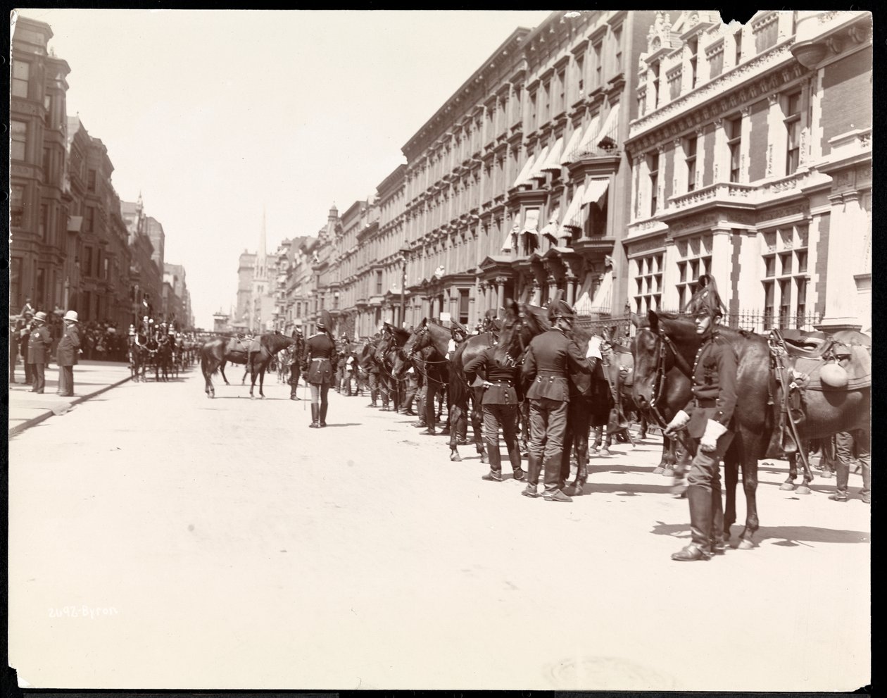 Guvernørens stab afventer Li Hung Changs ankomst på Waldorf Astoria Hotel, 34th Street, New York, 1896 (sølv gelatinetryk) af Byron Company