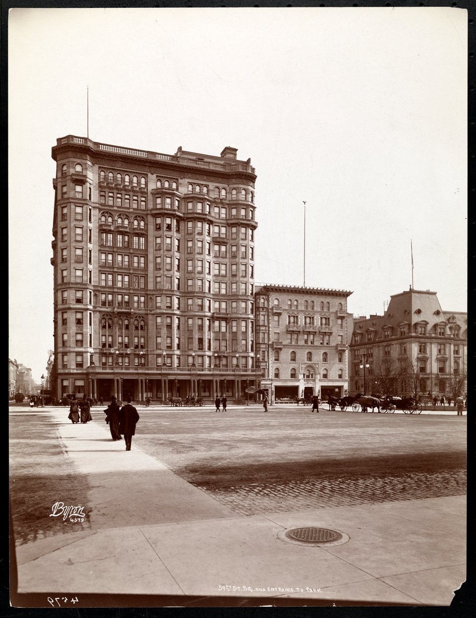 Hotel Savoy på 59th Street og 5th Avenue, udsigt fra indgangen til Central Park, New York, 1898 (sølv gelatinetryk) af Byron Company