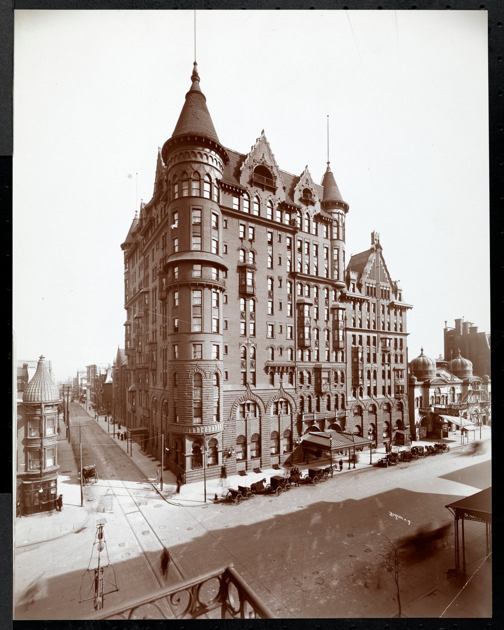 The Hotel Walton, Philadelphia, ca. 1905 (sølv gelatinetryk) af Byron Company
