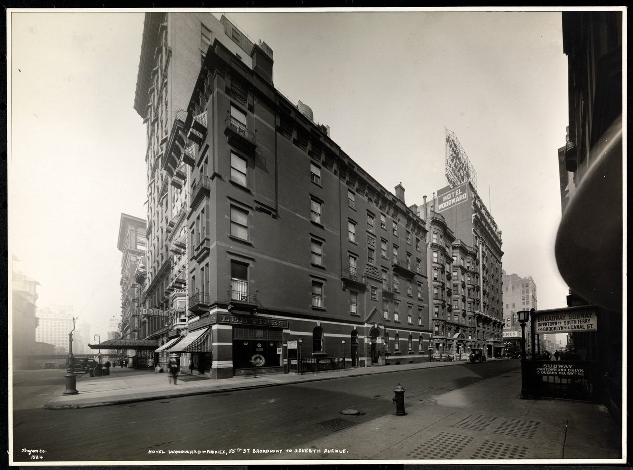 Hotel Woodward, Broadway og 55th Street, New York, 1920 (sølvgelatineprint) af Byron Company