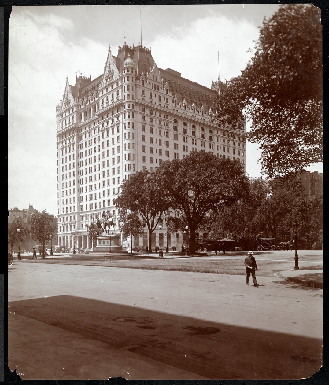 The Plaza Hotel, 5th Avenue og 59th Street, New York, 1907 (sølv gelatinetryk) af Byron Company