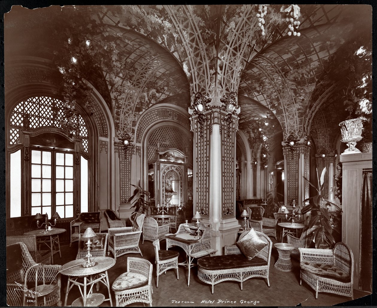 The Tea Room på Hotel Prince George, 1907 (sølv gelatinetryk) af Byron Company
