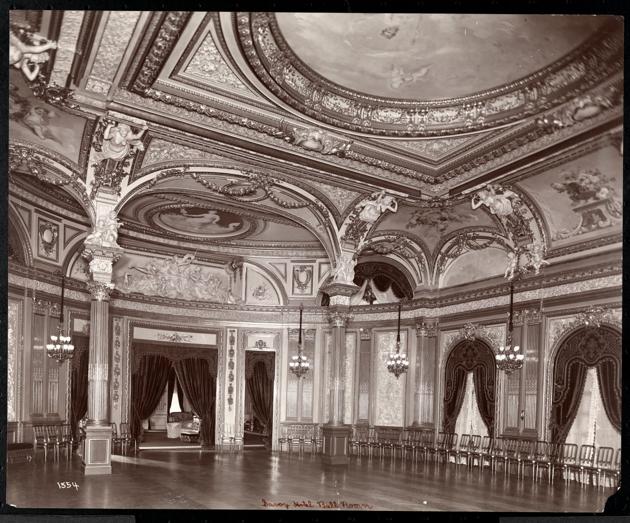 Balsalen på Hotel Savoy, ca. 1895-96 (sølv gelatinetryk) af Byron Company