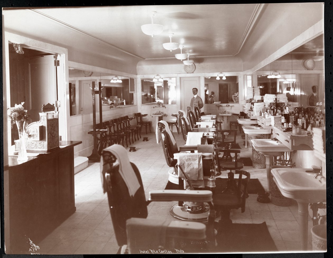 Barbershoppen på Philadelphia Ritz-Carlton Hotel, 1913 (sølv gelatinetryk) af Byron Company