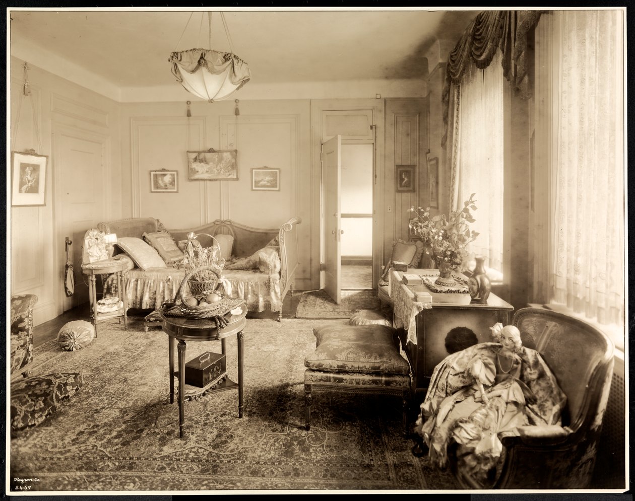 Tegnestuen i suite 1047 på Hotel Majestic, 1925 (sølvgelatineprint) af Byron Company
