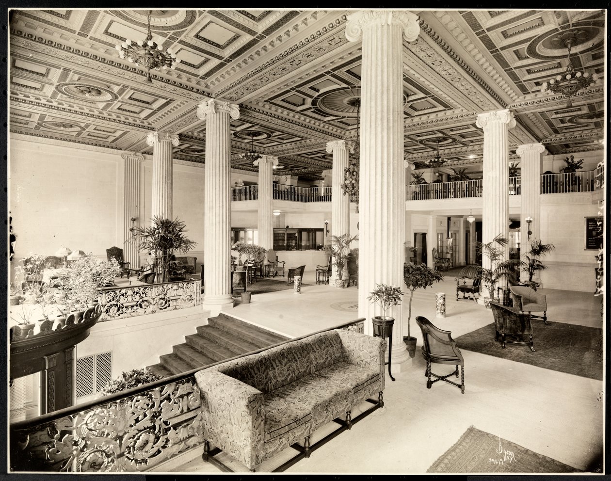 Indgangen og lobbyen på Robert Treat Hotel, Newark, New Jersey, 1916 (sølv gelatinetryk) af Byron Company