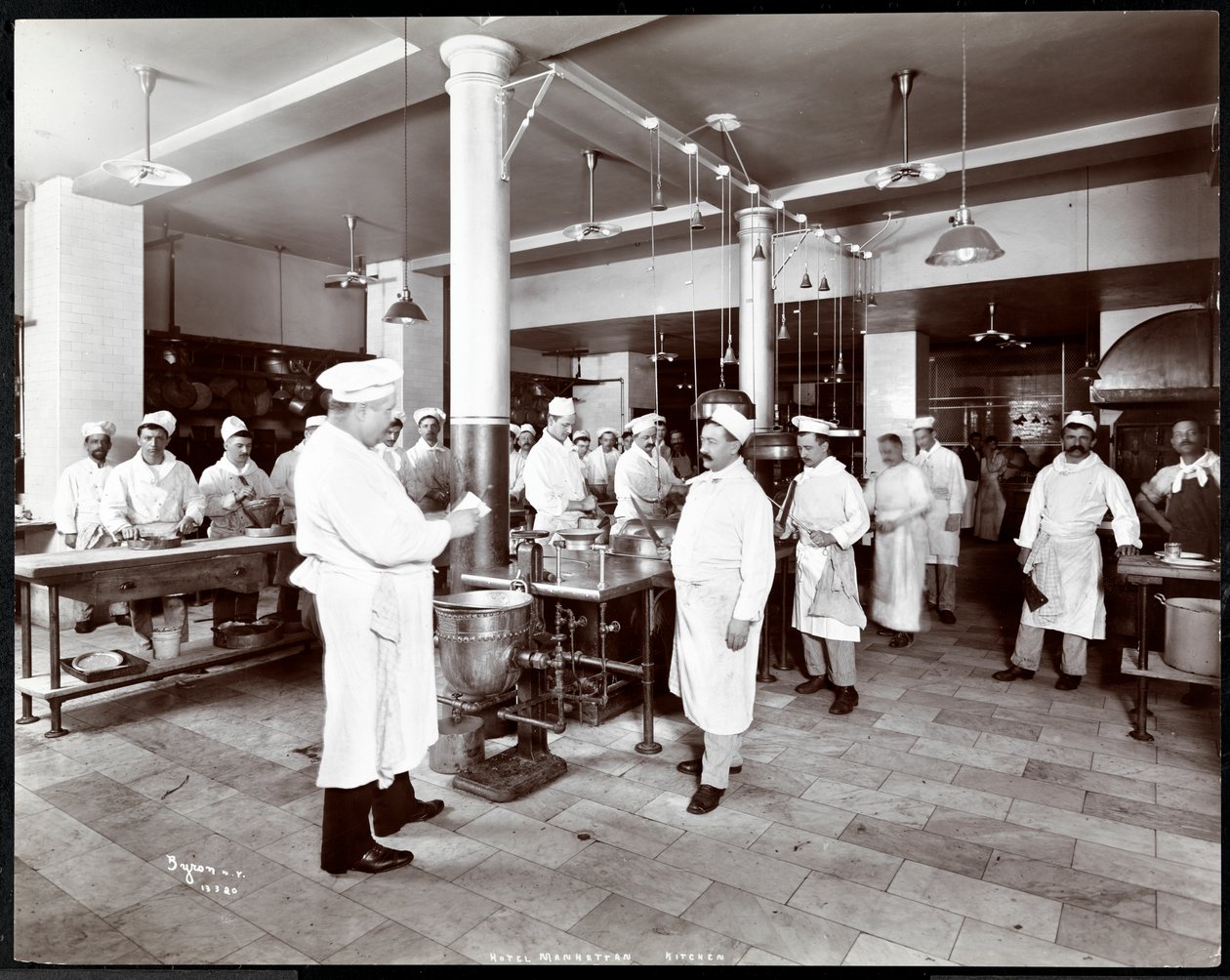 Køkkenet på Hotel Manhattan, 1902 (sølv gelatinetryk) af Byron Company