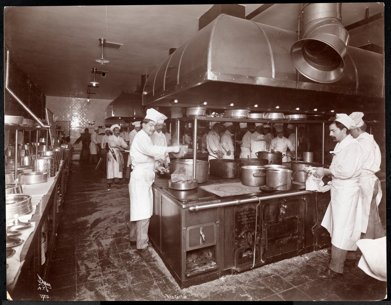 Køkkenet på Ritz-Carlton Hotel, ca. 1910-11 (sølv gelatinetryk) af Byron Company