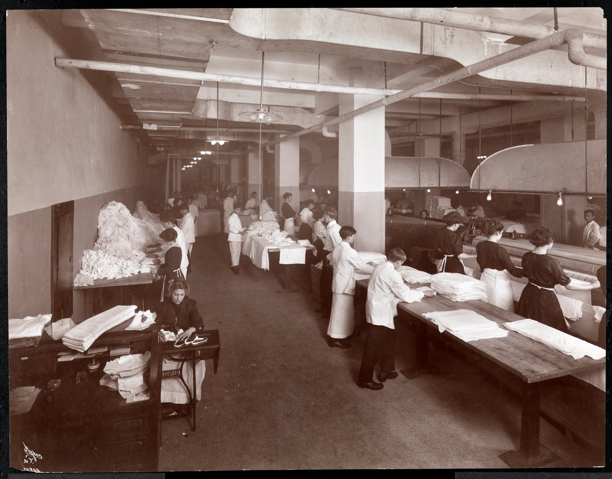 Vaskerummet på Hotel McAlpin, 1913 (sølv gelatinetryk) af Byron Company