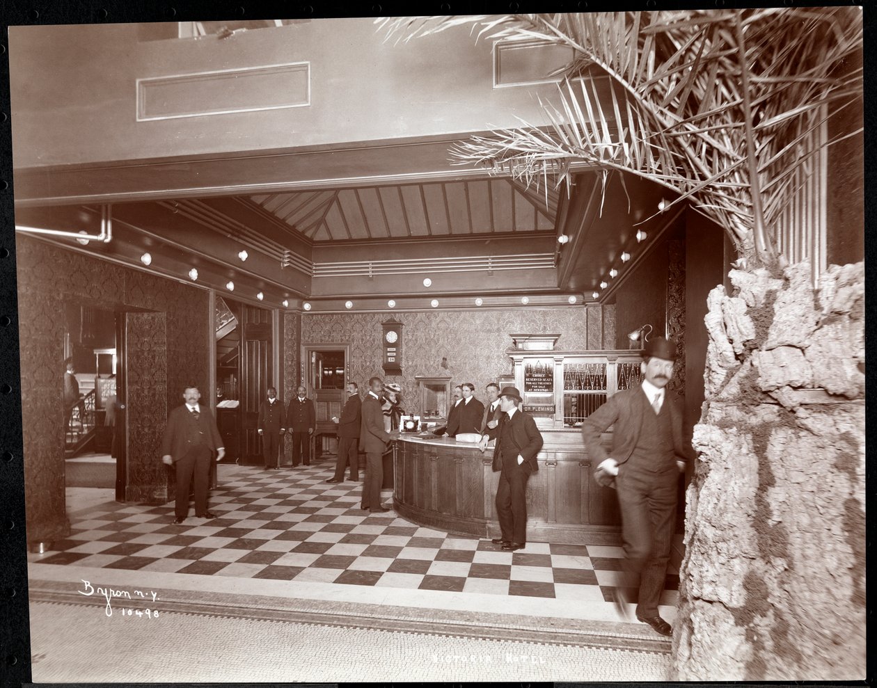 Lobbyen og registreringsskranken på Hotel Victoria, 1900 eller 1901 (sølv gelatinetryk) af Byron Company