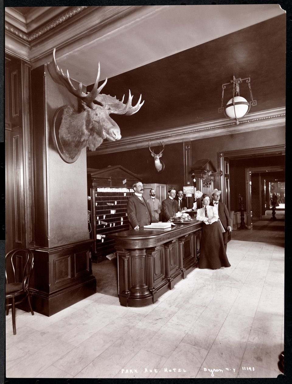 Lobbyen og registreringsskranken på Park Avenue Hotel, 1901 eller 1902 (sølv gelatinetryk) af Byron Company