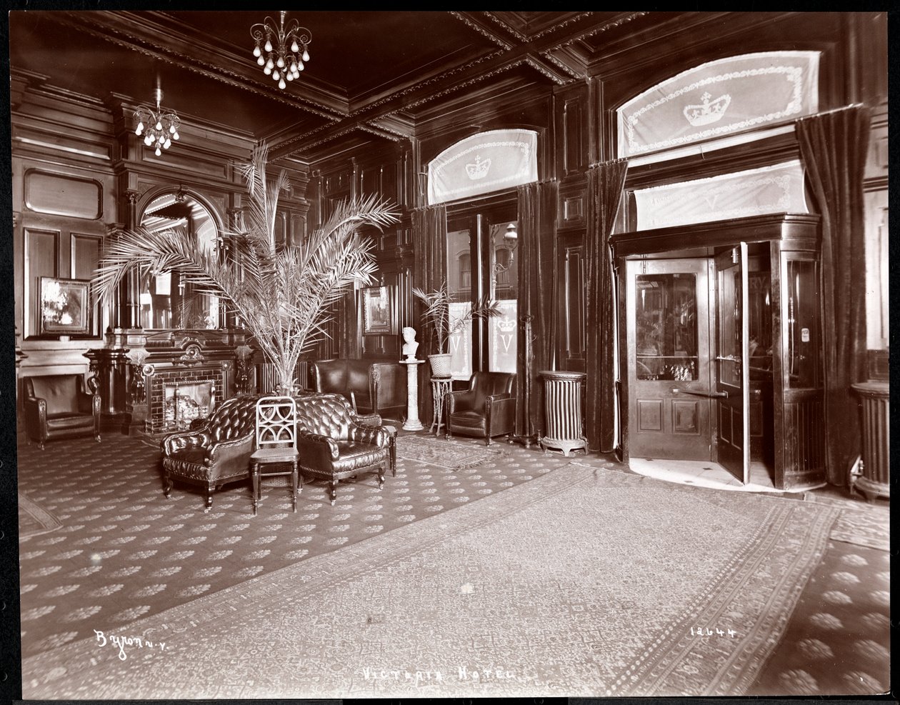 Lobbyen på Hotel Victoria, 1901 eller 1902 (sølv gelatinetryk) af Byron Company