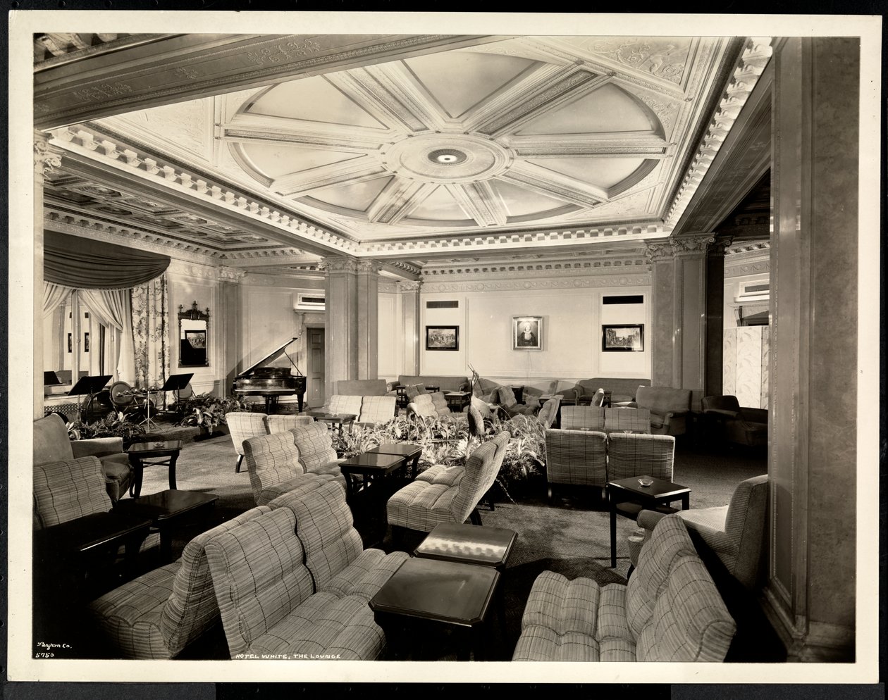 Loungen, der ser øst på Hotel White, 37th Street og Lexington, New York, 8. marts, 1937 (sølv gelatinetryk) af Byron Company