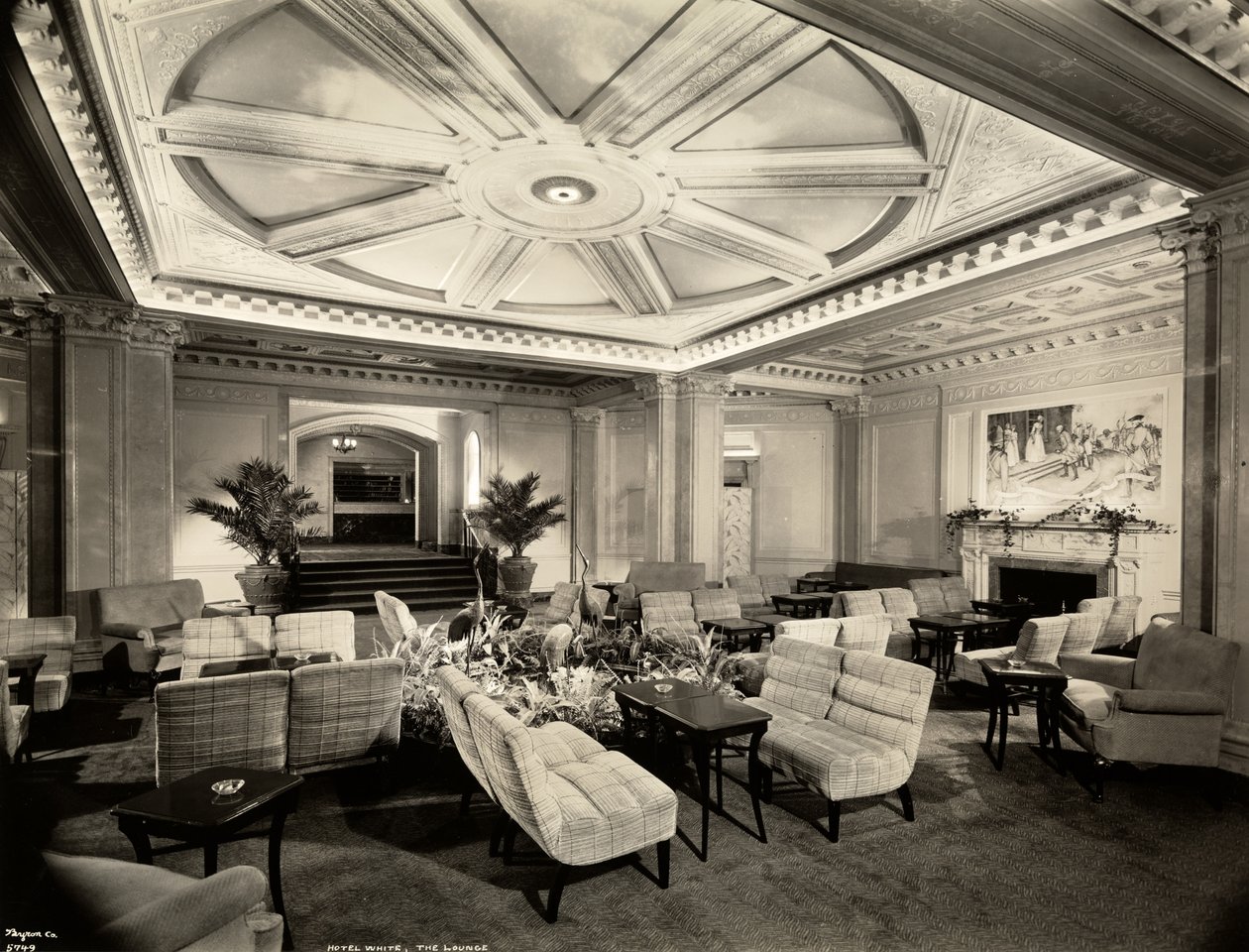 Loungen, set mod sydvest på Hotel White, 37th Street og Lexington Avenue, New York, 1937 (sølvgelatineprint) af Byron Company