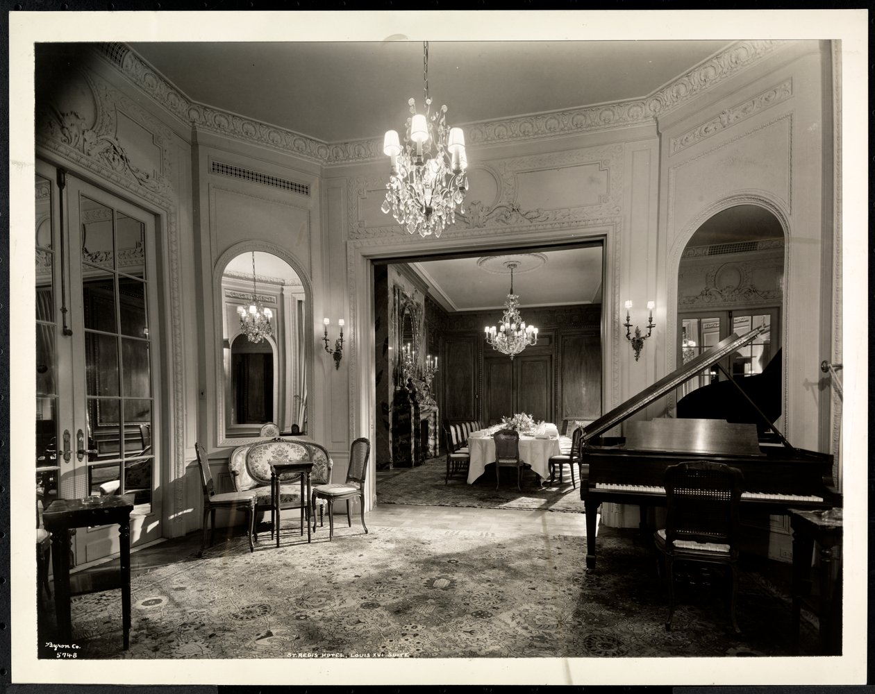 Musikrummet i Louis XVI Suiten på Hotel St. Regis, 1937 (sølv gelatinetryk) af Byron Company