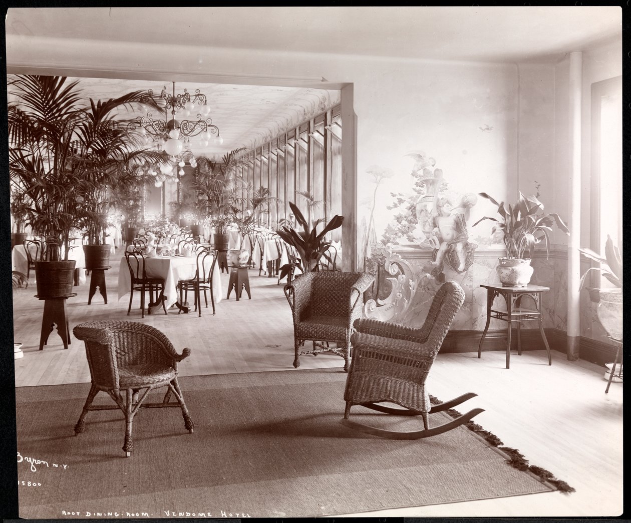 Tagspisestuen på Vendome Hotel, 1903 (sølv gelatinetryk) af Byron Company