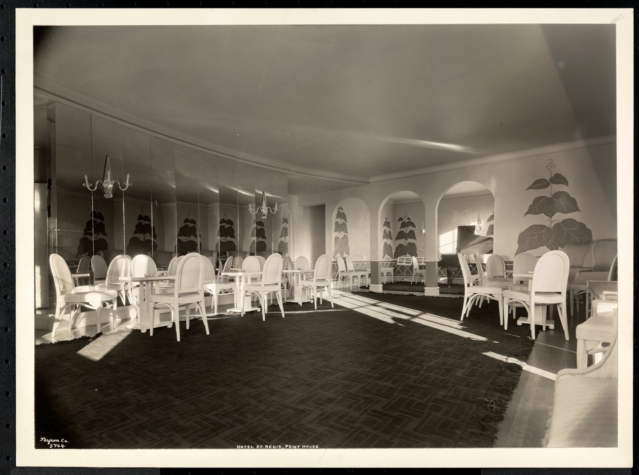 Det sydvestlige værelse i penthouse-lejligheden på Hotel St. Regis, 1937 (sølv gelatinetryk) af Byron Company