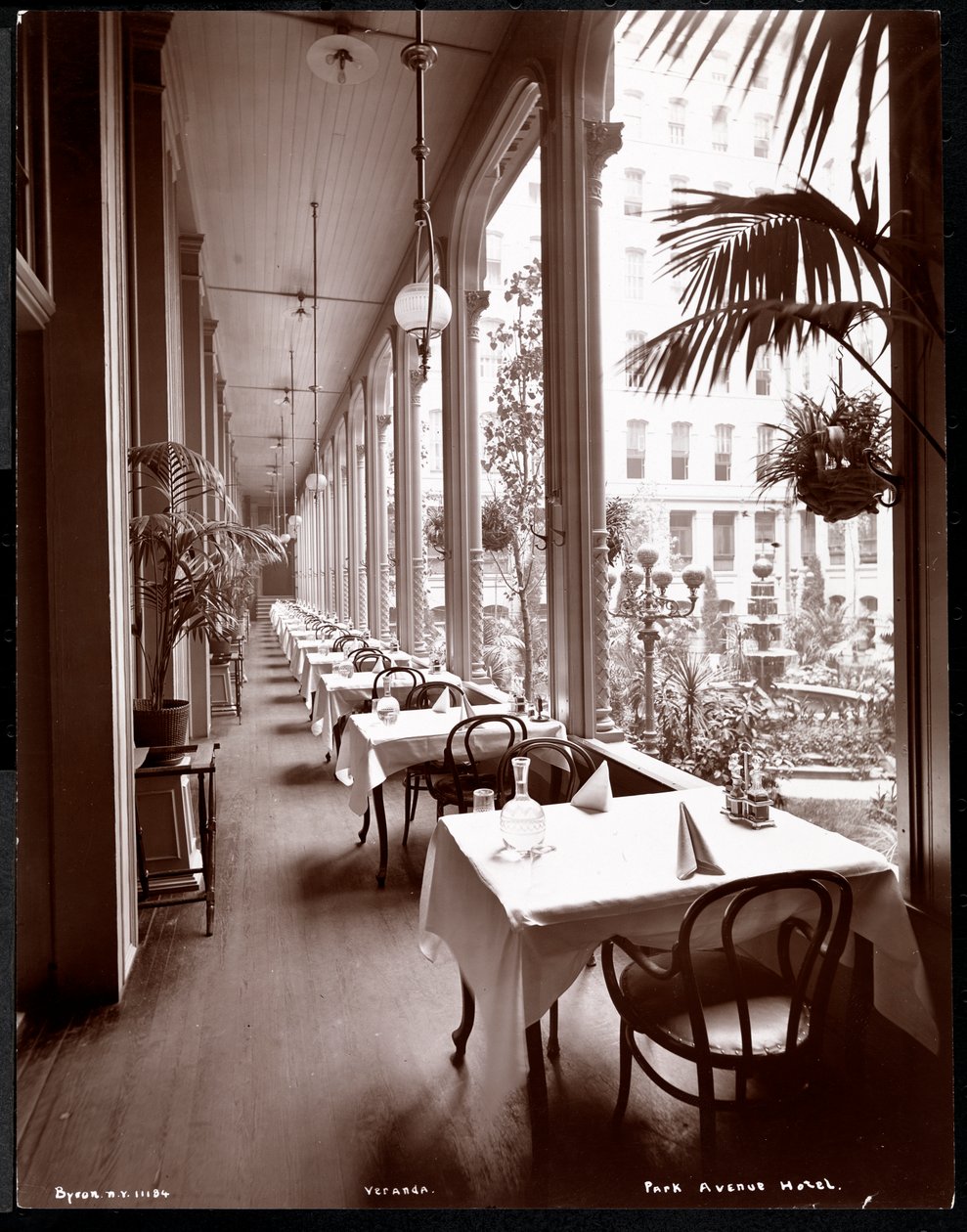 Verandaen på Park Avenue Hotel, 1901 eller 1902 (sølv gelatinetryk) af Byron Company